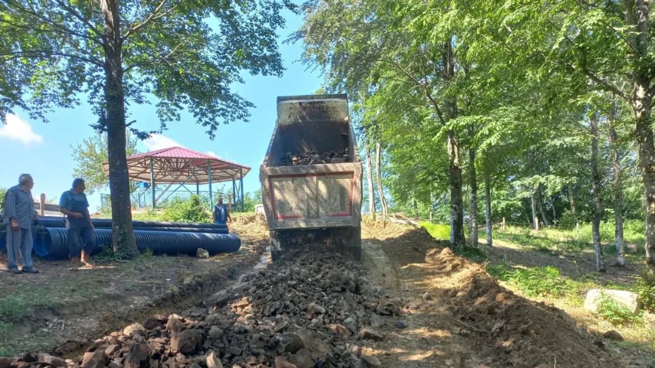 ÇİLİMLİ KIRKHARMAN KÖYÜ’NDE MEZARLIK YOLU TAMAMLANDI