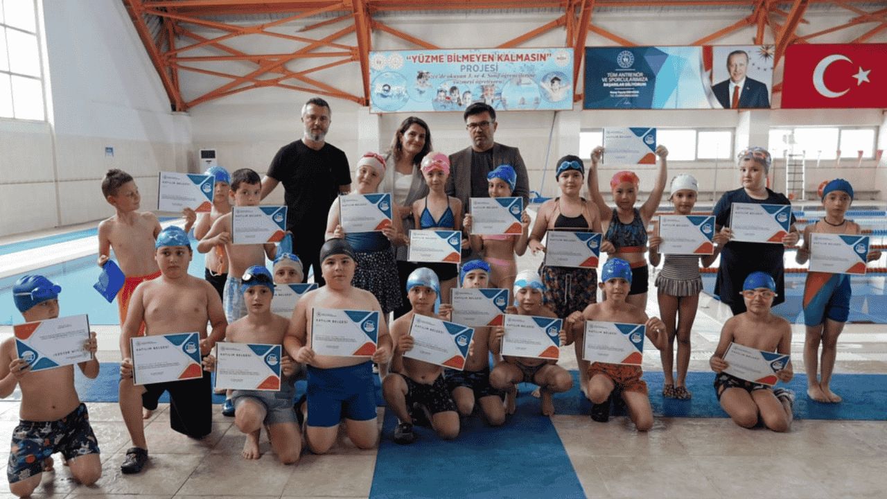 YÜZME BİLMEYEN KALMASIN PROJESİNDE ÖĞRENCİLERE KATILIM BELGESİ TAKDİM EDİLDİ